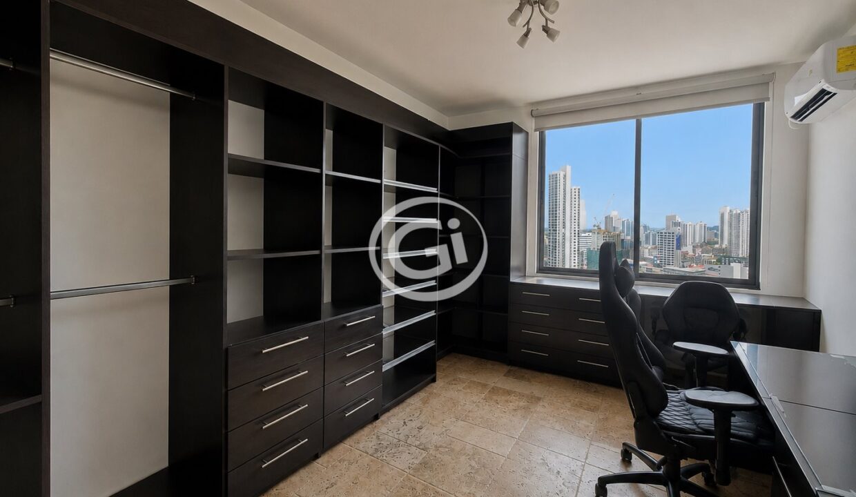 12. Walk-in closet Venta Brisas de Obarrio