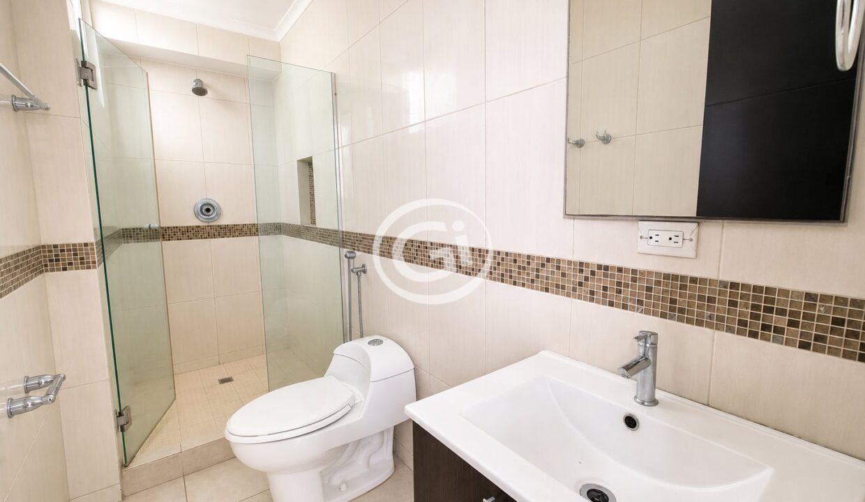13. Baño principal Venta apartamento Elmare reposeido bancario