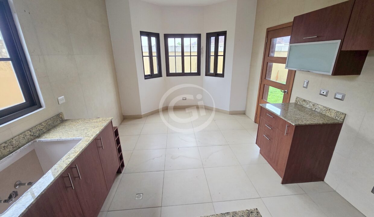 13. Cocina. Remate Bancario.El Doral Costa Sur