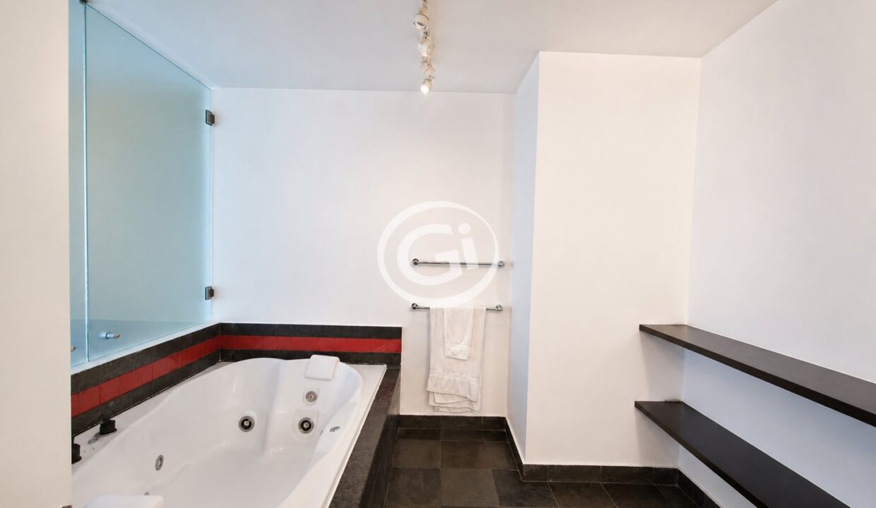 13. Jacuzzi Venta Brisas de Obarrio