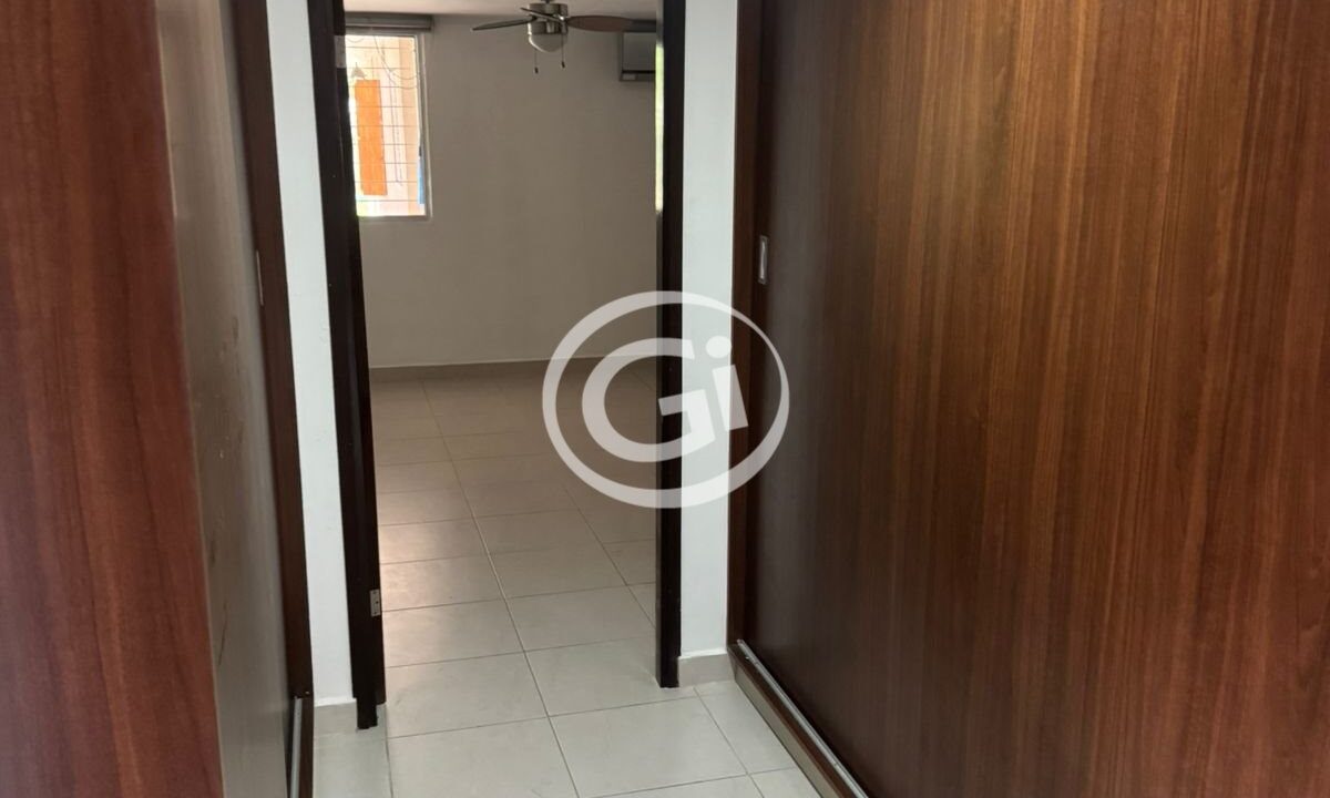 13. Pasillo con Closets Alquiler Casa Clayton Los Rios