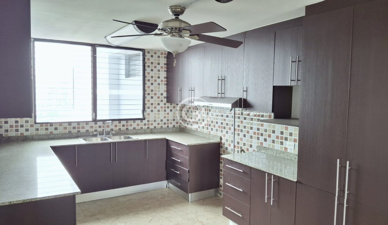 13. cocina (Marbella Towers 2)