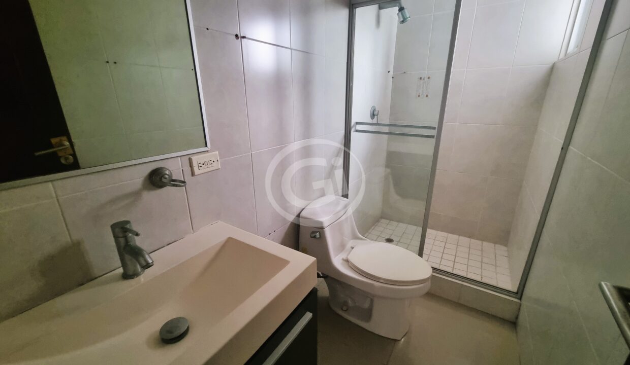 14. Baño Habitaciones Secundarias Venta Apartamento Miyaki Obarrio