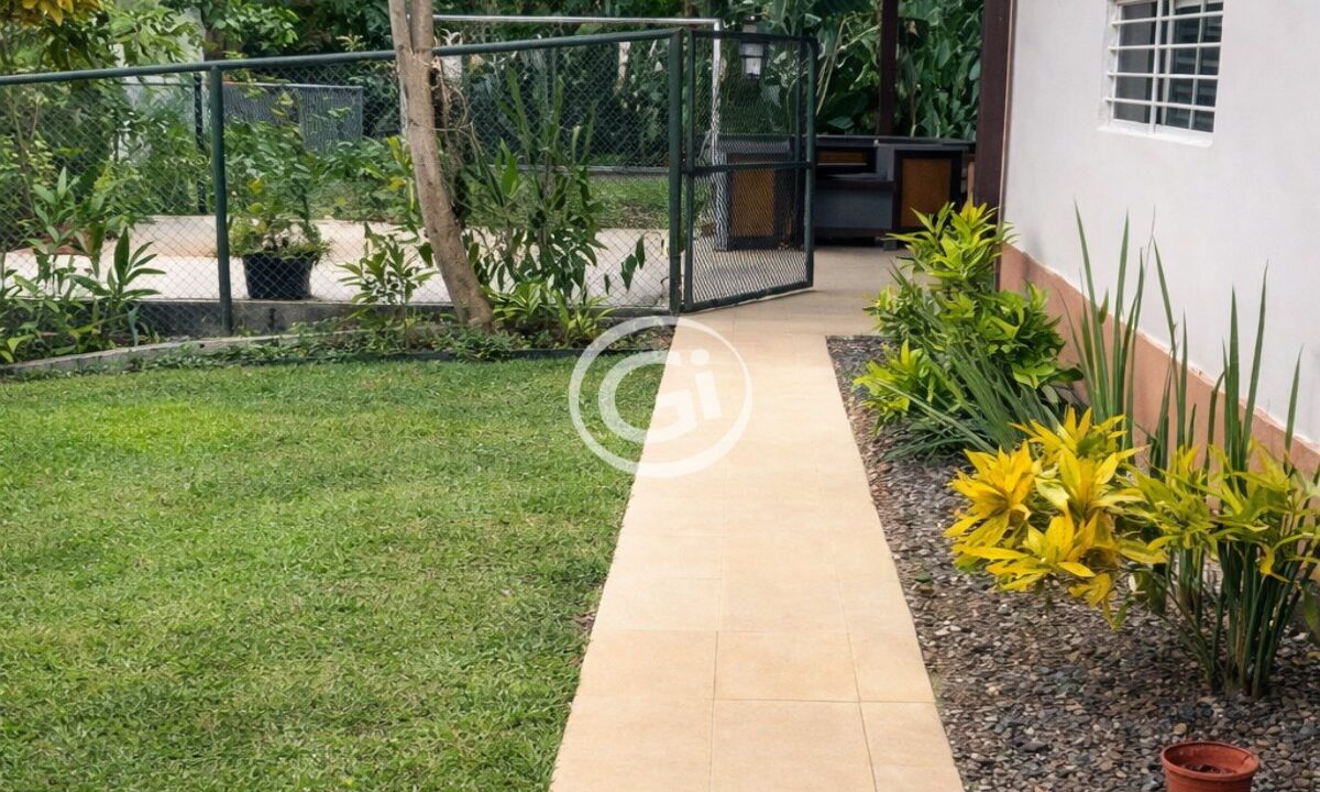 16. Jardin Lateral y camineria Alquiler Casa Clayton Los Rios
