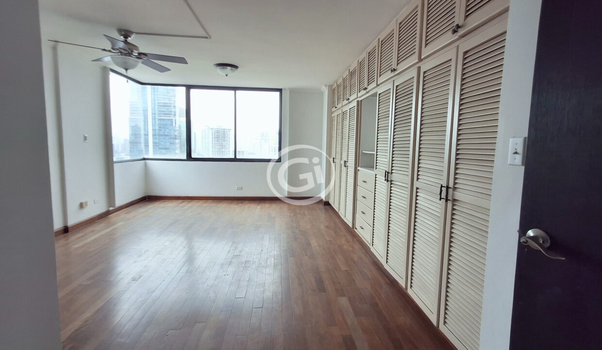 17. recamara principal closet (Marbella Towers 2)
