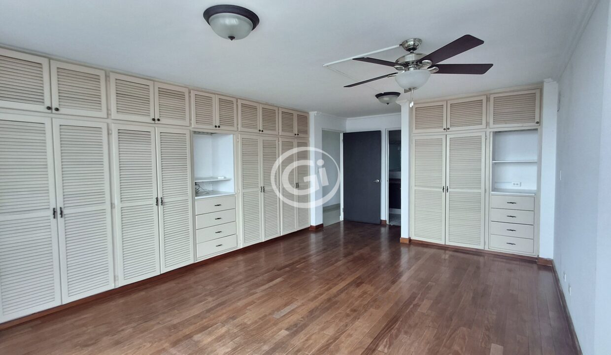 18. recamara principal closets (Marbella Towers 2)