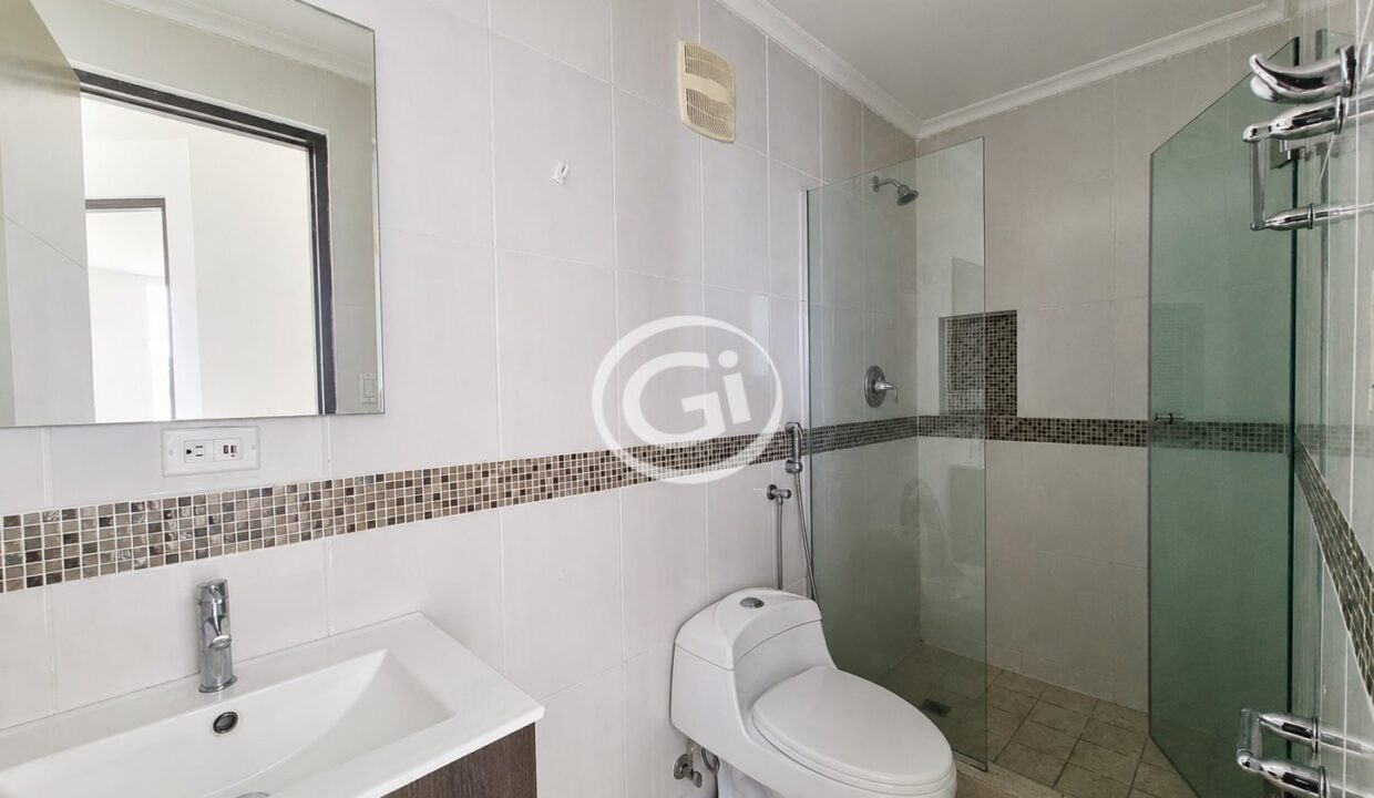 19. Baño secundario Venta apartamento Elmare reposeido bancario