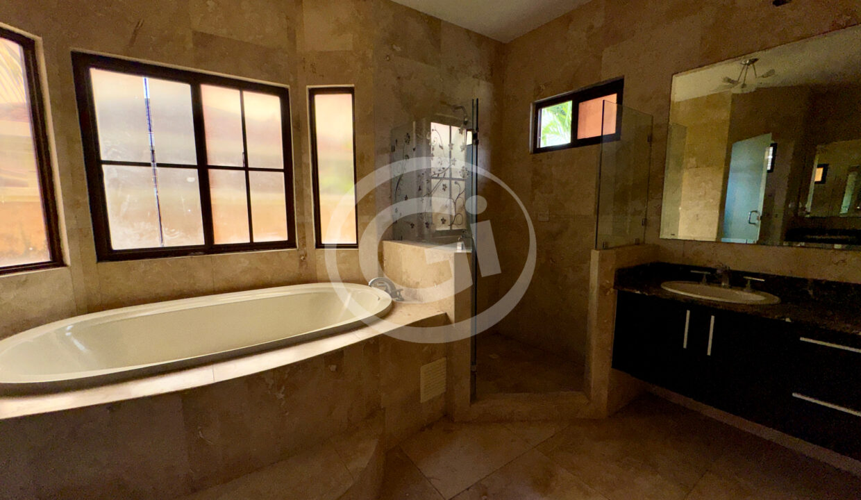 19. baño ppal casa venta Costa Sur Sunset Coast
