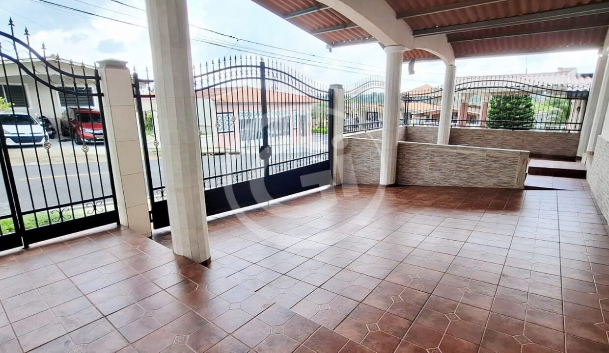 2- Estacionamiento Casa en Venta Colinas del Sol