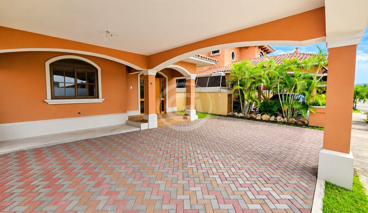 2. Fachada. Remate Bancario.El Doral Costa Sur