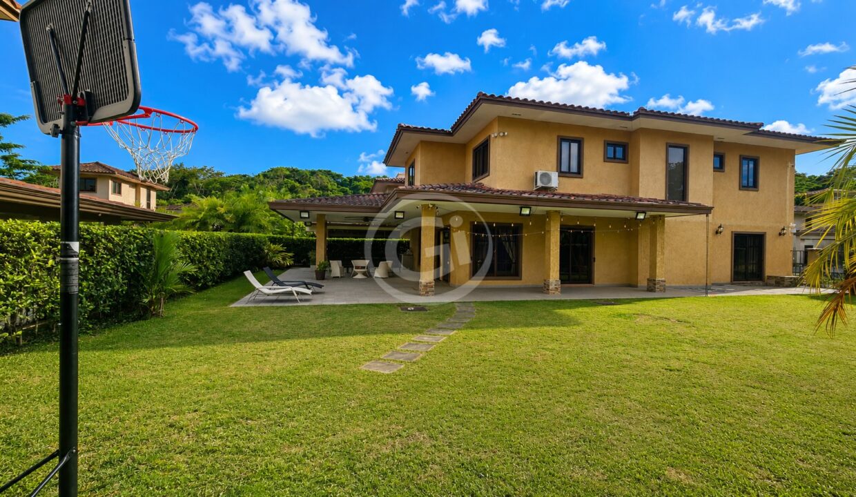 2. Patio. Embassy Club Casa Venta o Alquiler Clayton