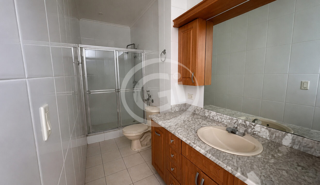 20. Baño ppal venta apartamento Royal Princess Punta Paitilla
