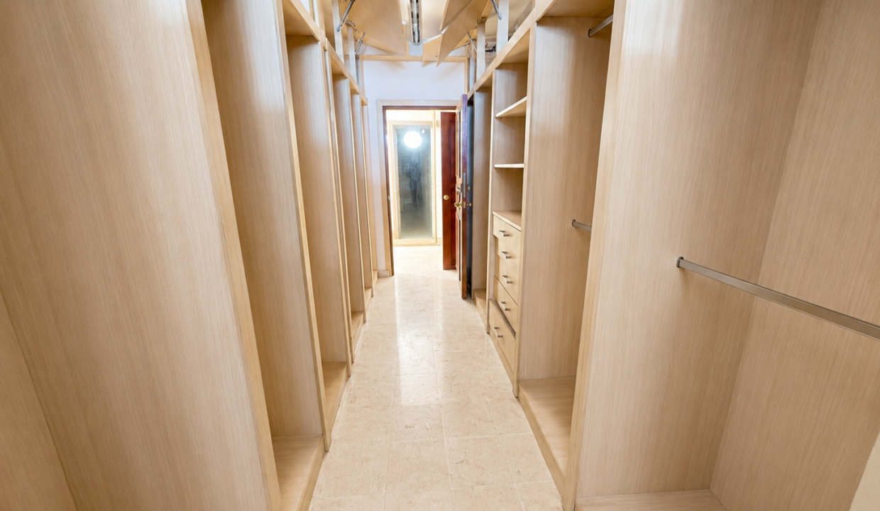 21. Walk in closet Venta Apartamento Belvedere Coco del Mar