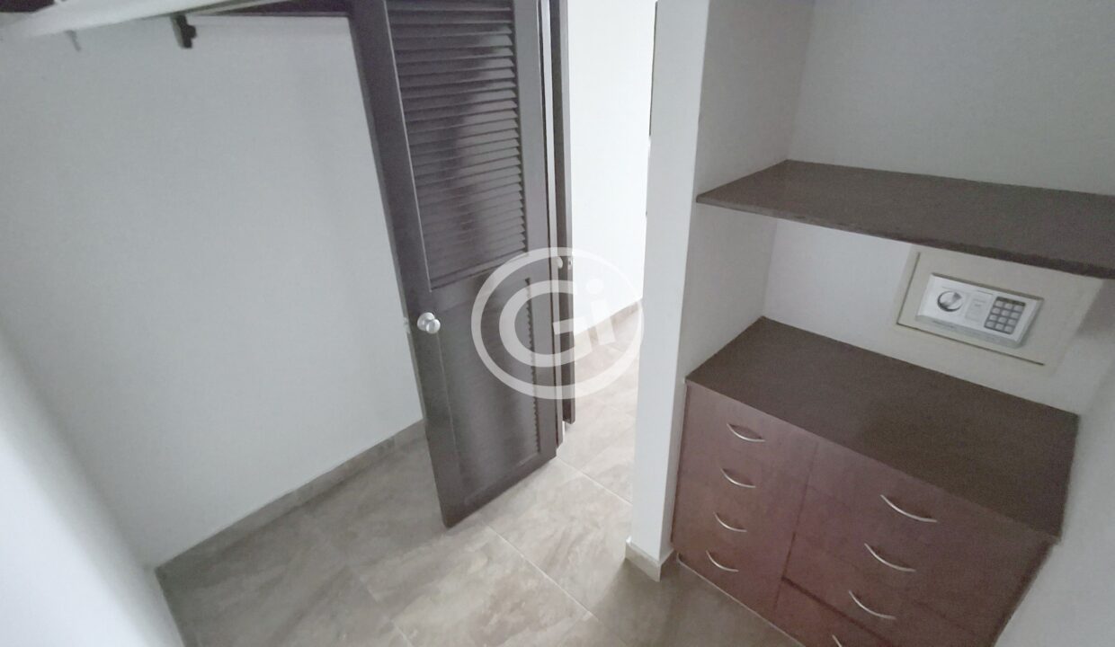 23. walk in closet caja fuerte (Marbella Towers 25B)