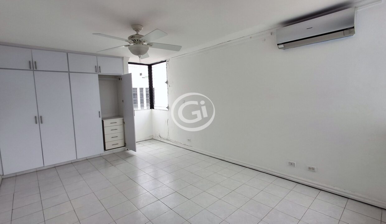 24. recamara secundaria closet (Marbella Towers 2)