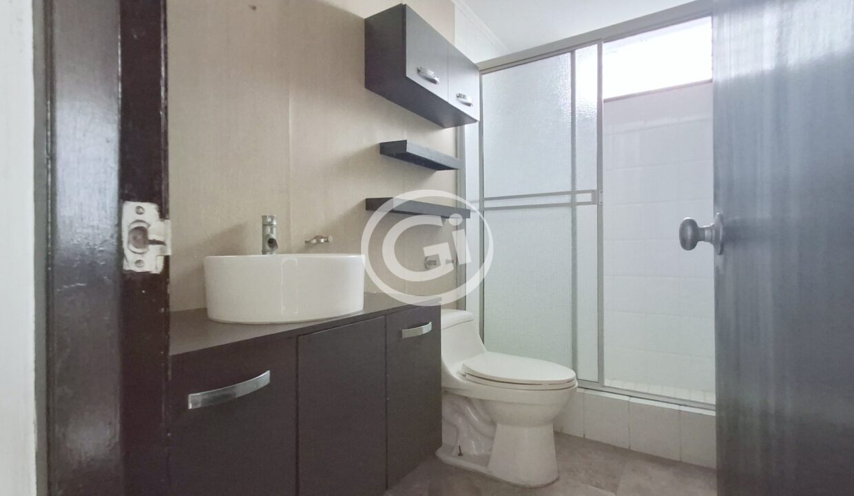 26. bano secundario completo (Marbella Towers 25B)