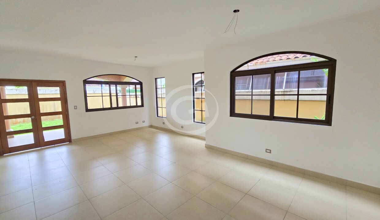 5. Sala-Comedor. Remate Bancario.El Doral Costa Sur