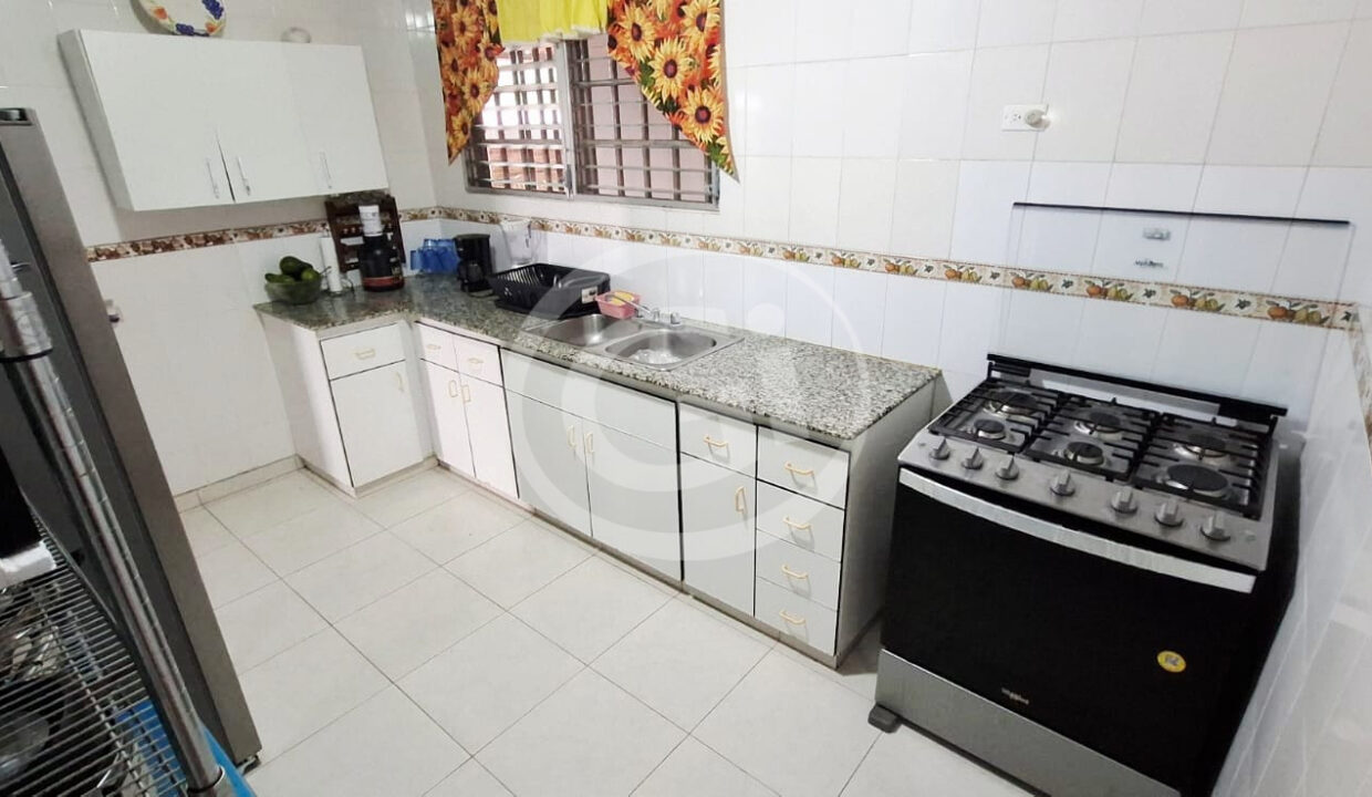 6- Cocina Casa en Venta Colinas del Sol