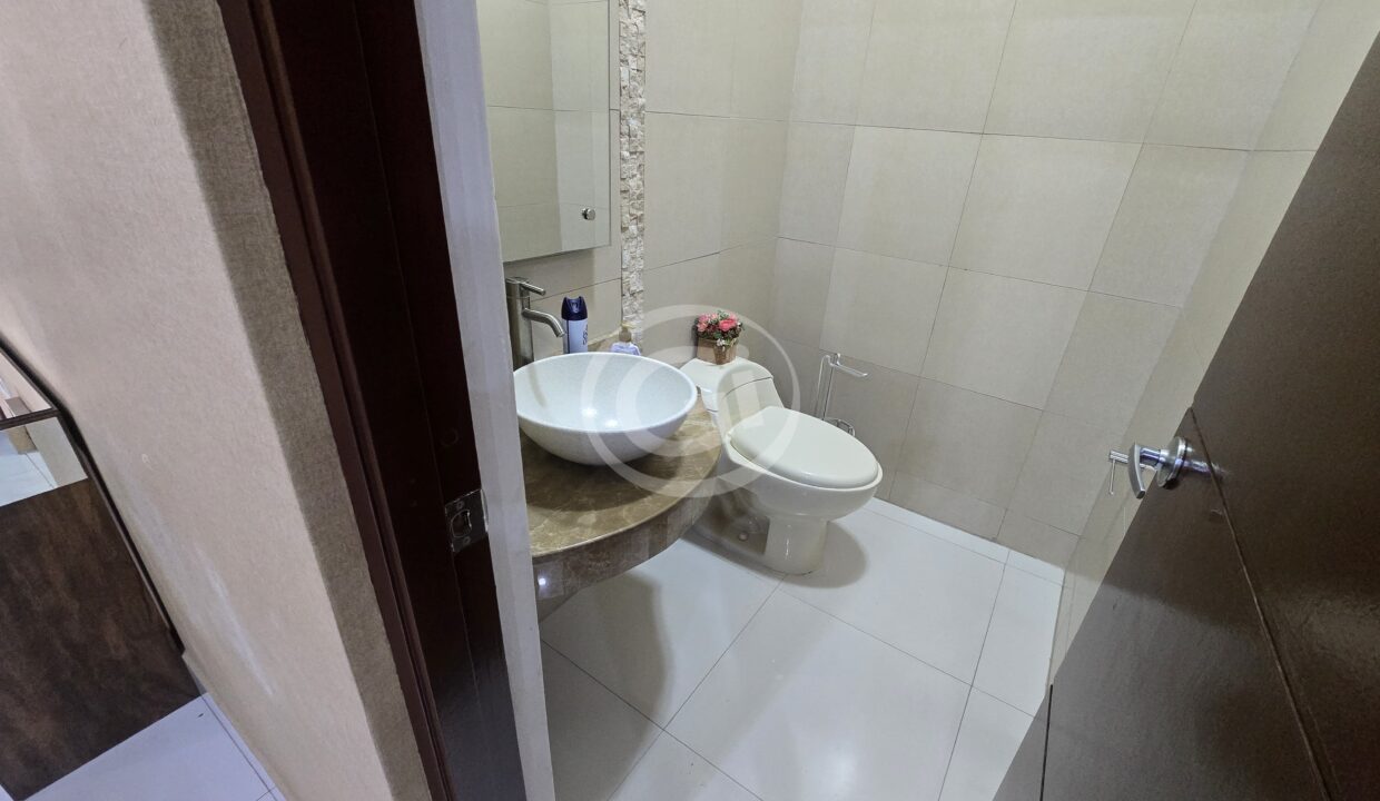 6. Baño Visitas. Embassy Club Casa Venta o Alquiler Clayton