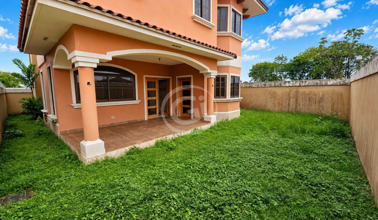 7. Patio. Remate Bancario.El Doral Costa Sur