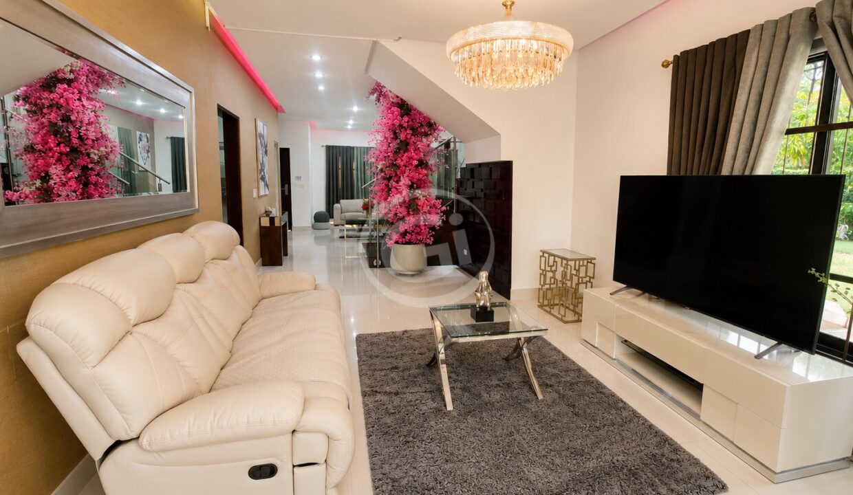 8. Sala Familiar. Embassy Club Casa Venta o Alquiler Clayton