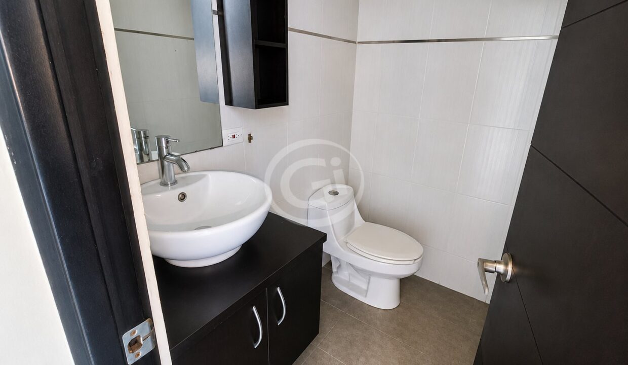 9. Baño de Visitas. Remate Bancario Keops Tower. San Francisco