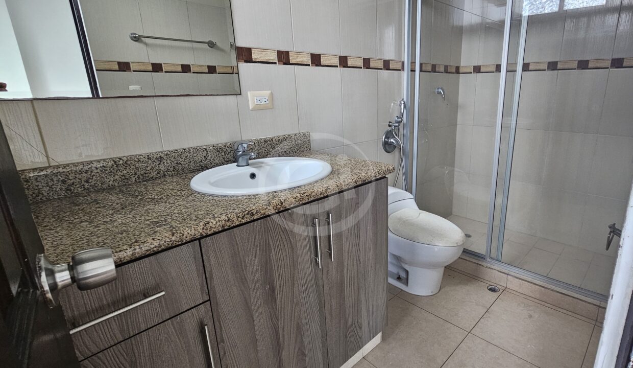 10. Baño Habitación Principal Sol del Este Venta Apartamento Reposeído Banistmo