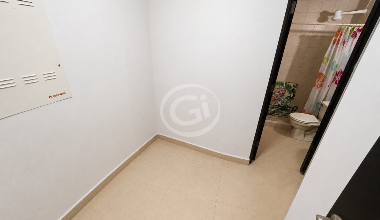 12. Cuarto y Baño de Empleada