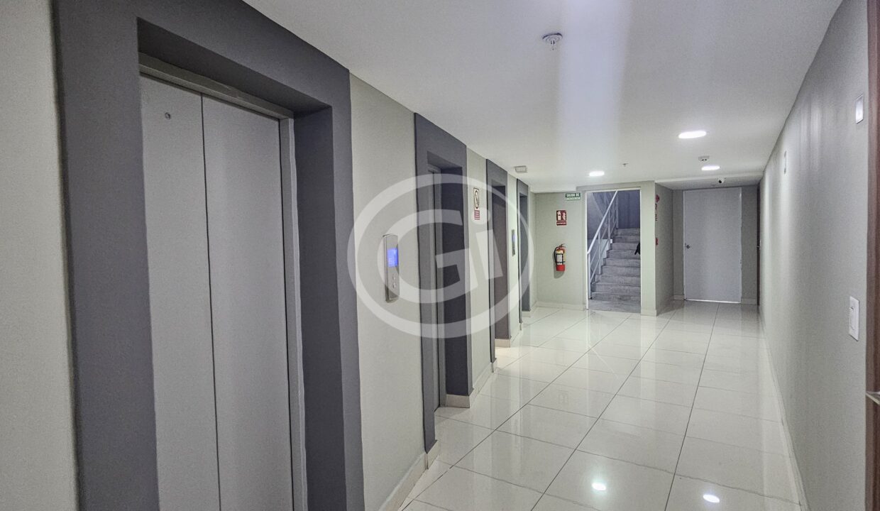 13. Pasillo elevadores. WorldWide Plaza apartamento. Alquiler