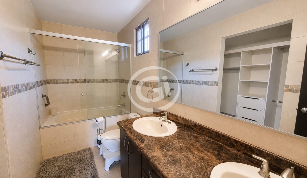 14. Baño Habitacion principal Venta Casa Paseo Dorado