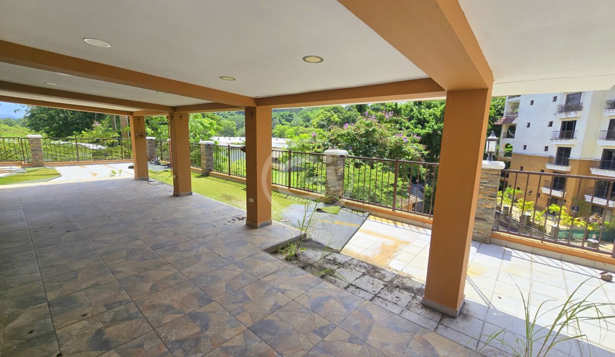 14. Terraza. Embassy Club Remate Bancario