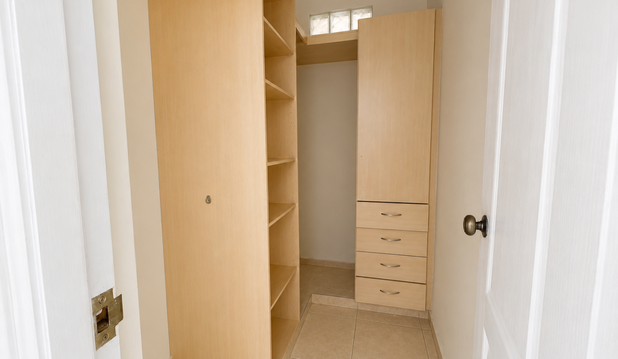 14. Walk in closet venta apartamento El Carmen Bienes Reposeidos