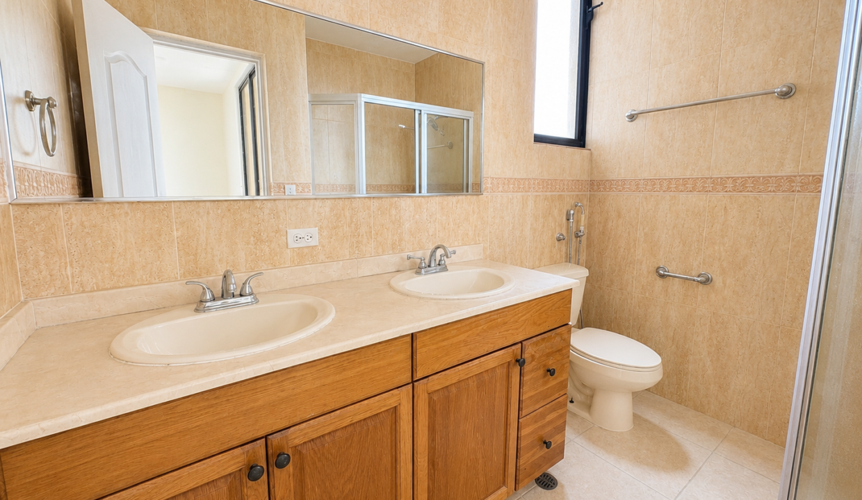 15. Baño ppal. venta apartamento El Carmen Bienes Reposeidos