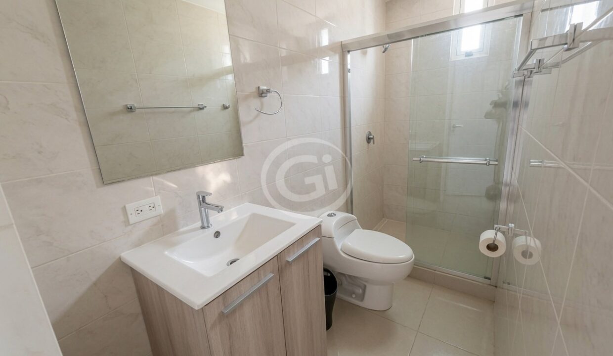 17. Baño habitaciones secundarias Apartamento Alquiler Coral Plaza Tumba Muerto
