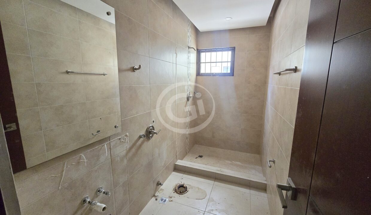 18. Baño Compartido. Embassy Club Remate Bancario