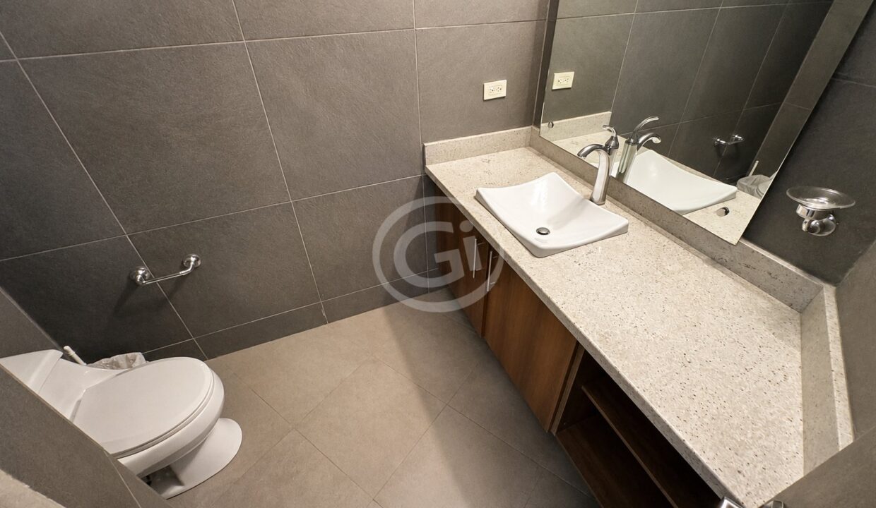 18. Baño Visitas. Embassy Club Loft en Alquiler Clayton