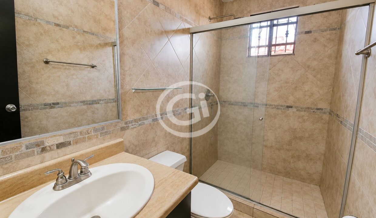 18. Baño secundario Venta Casa Paseo Dorado