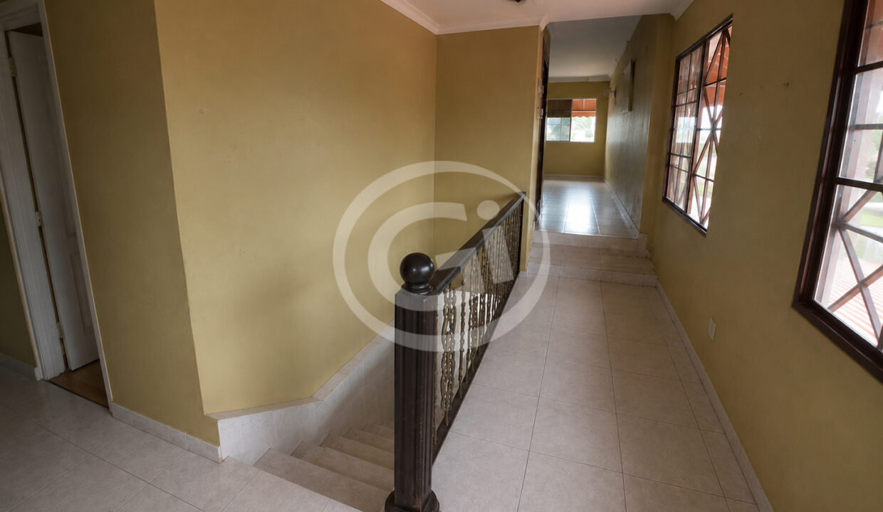 18. Escalera venta casa Santa Elena, Parque Lefevre