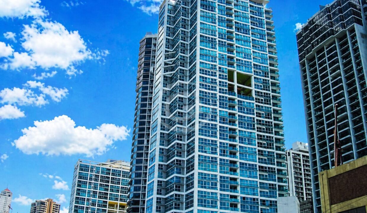 2. Fachada. Remate Bancario Grand Bay Avenida Balboa