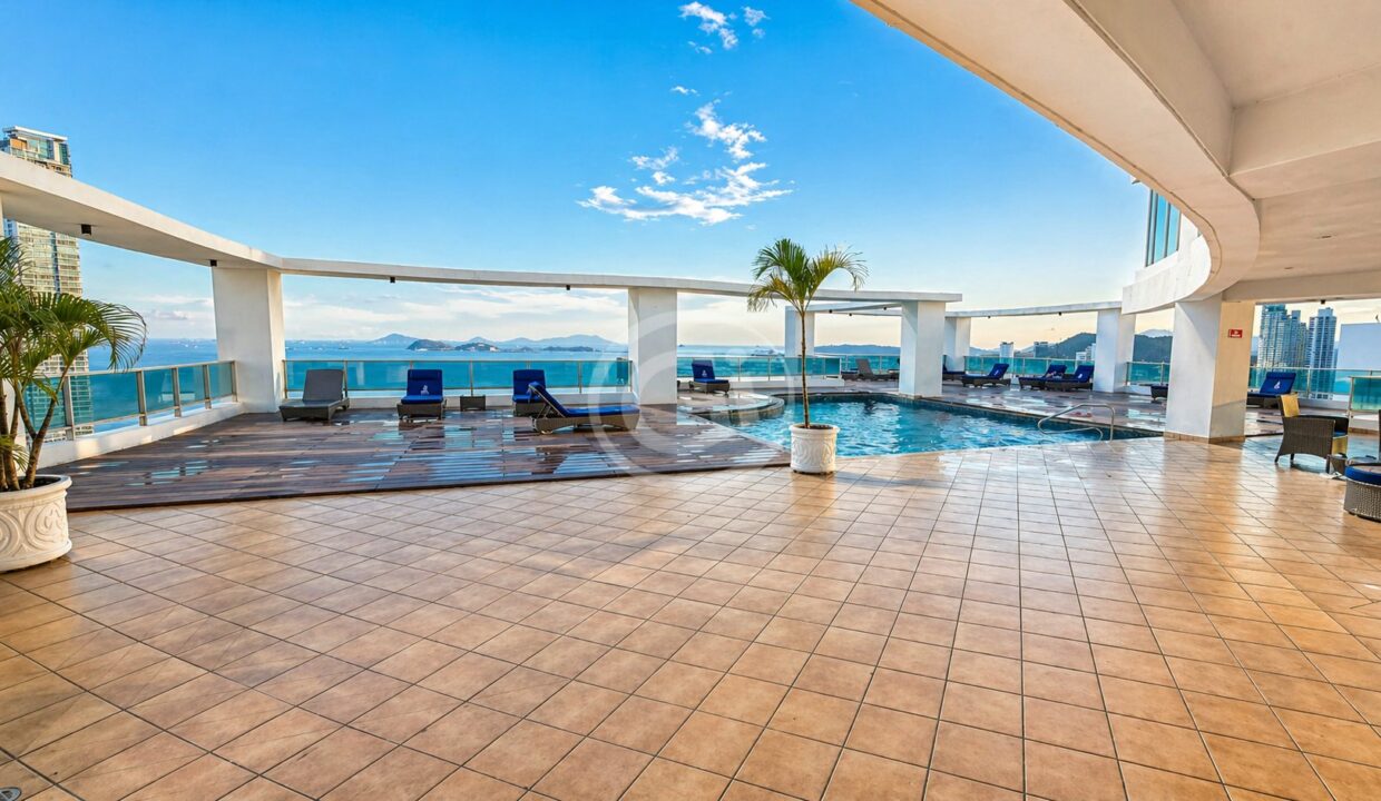 21. Piscina. Remate Bancario Grand Bay Avenida Balboa
