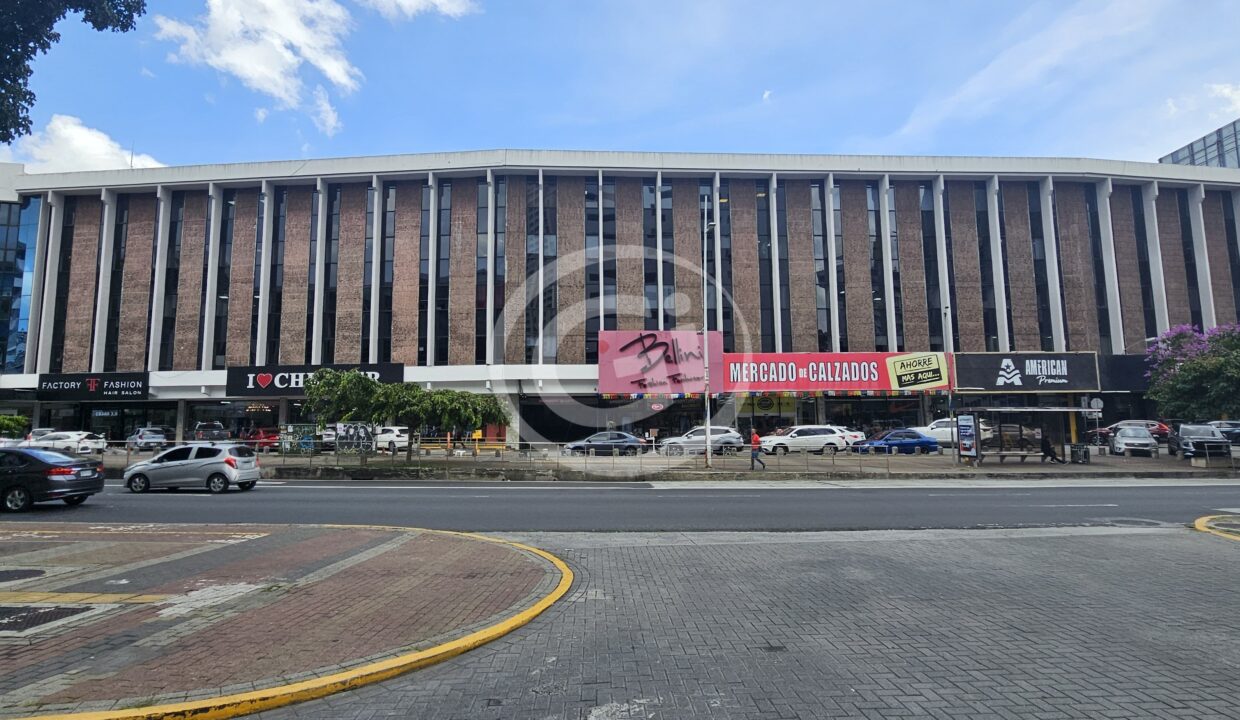 21. Zona frontal comercio. WorldWide Plaza apartamento. Alquiler