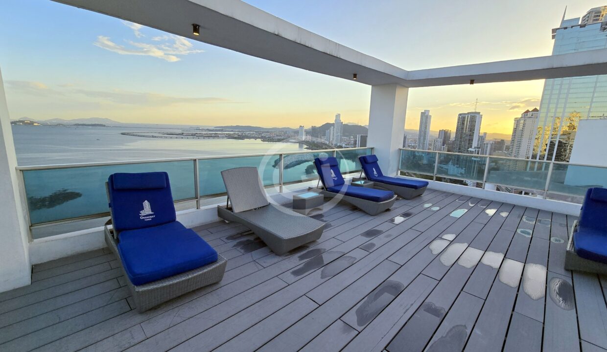 22. Piscina. Remate Bancario Grand Bay Avenida Balboa