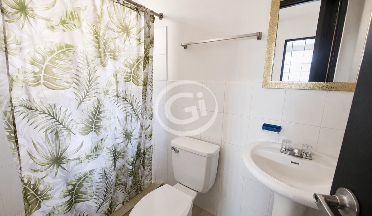 23. Baño de empleada Venta Casa Paseo Dorado