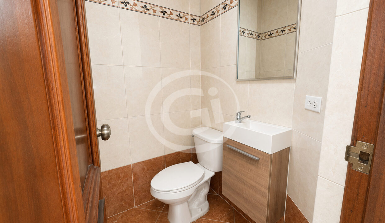 23. Baño de visita venta apartamento El Carmen Bienes Reposeidos