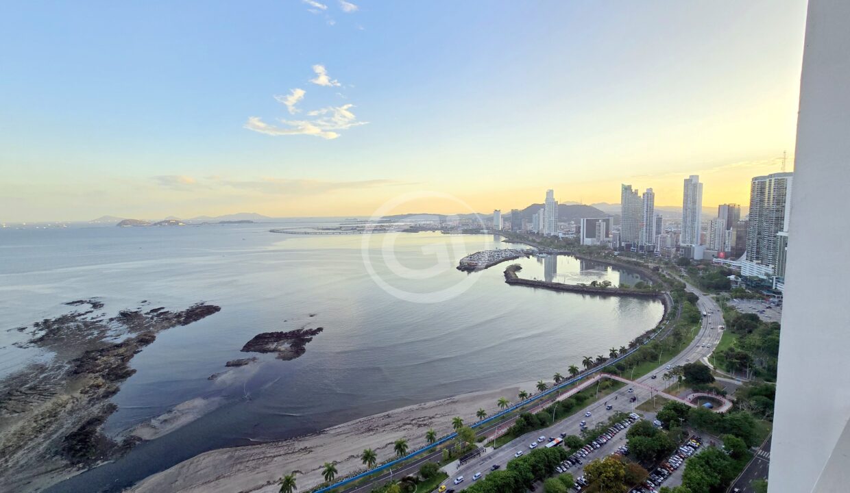 23. Piscina. Remate Bancario Grand Bay Avenida Balboa