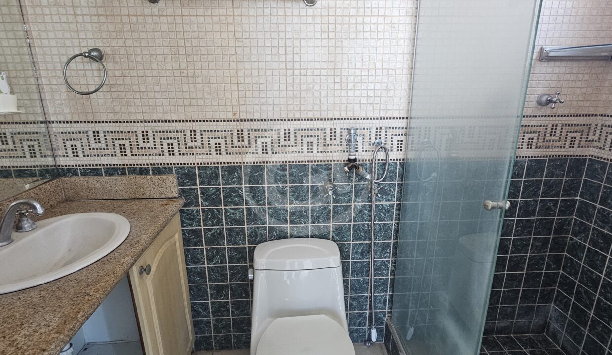 24. Baño habitación principal Apartamento Costa Pacífica Venta reposeído Banistmo