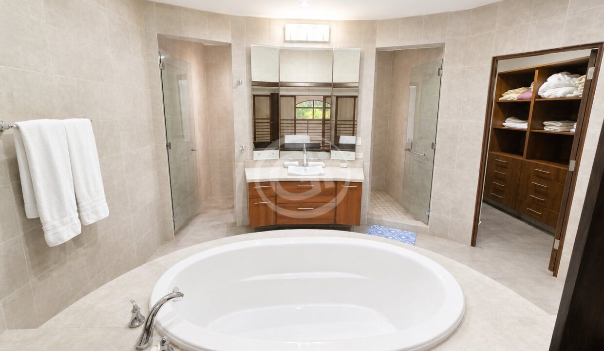 24. Habitación Principal Baño. Embassy Club Loft en Alquiler Clayton