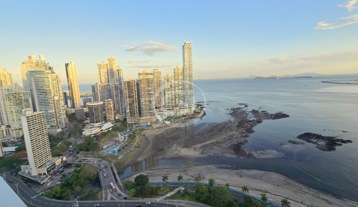 24. Piscina. Remate Bancario Grand Bay Avenida Balboa