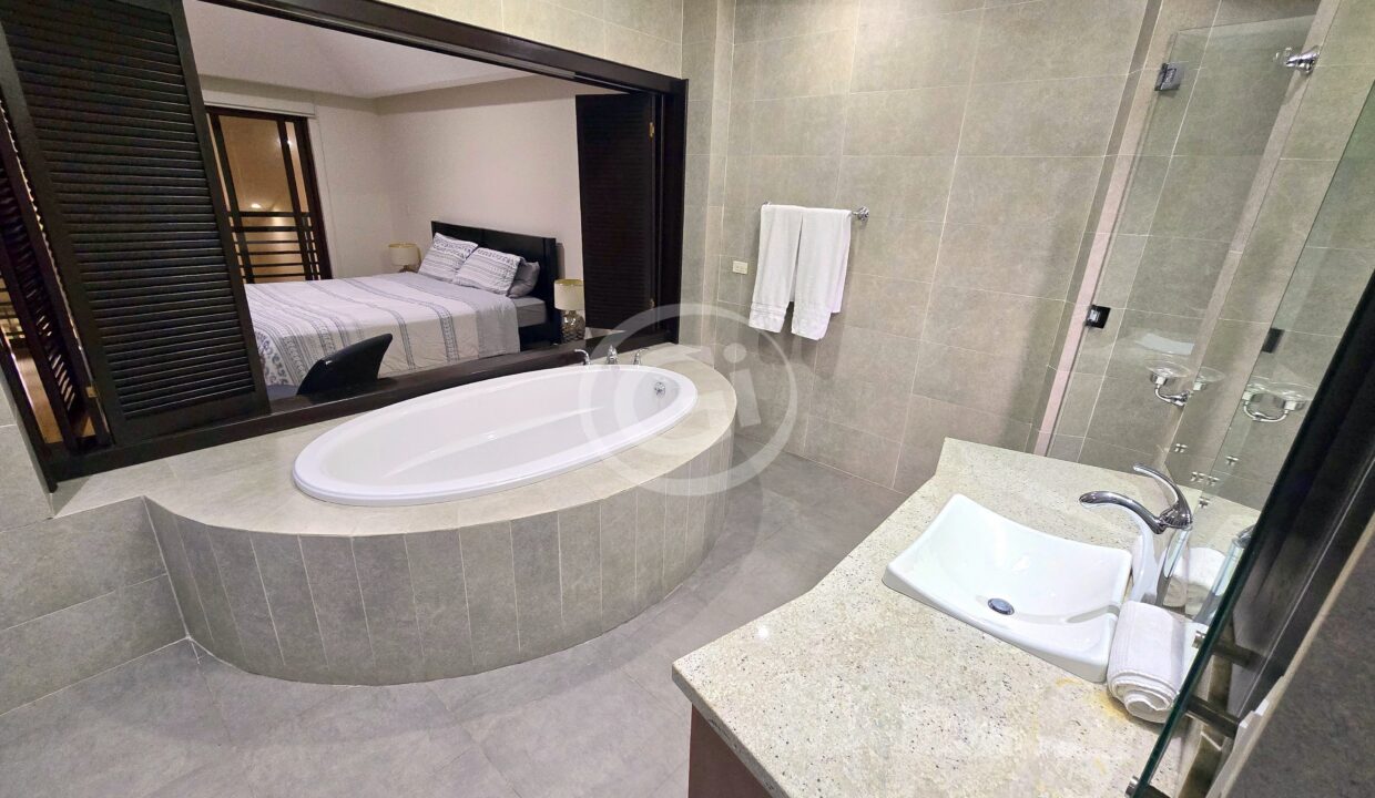 25. Habitación Principal Baño. Embassy Club Loft en Alquiler Clayton
