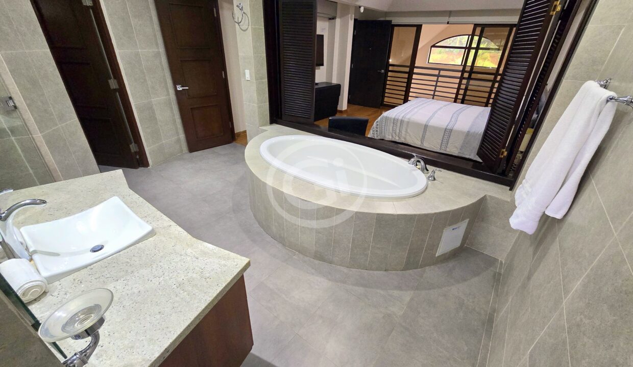 26. Habitación Principal Baño. Embassy Club Loft en Alquiler Clayton